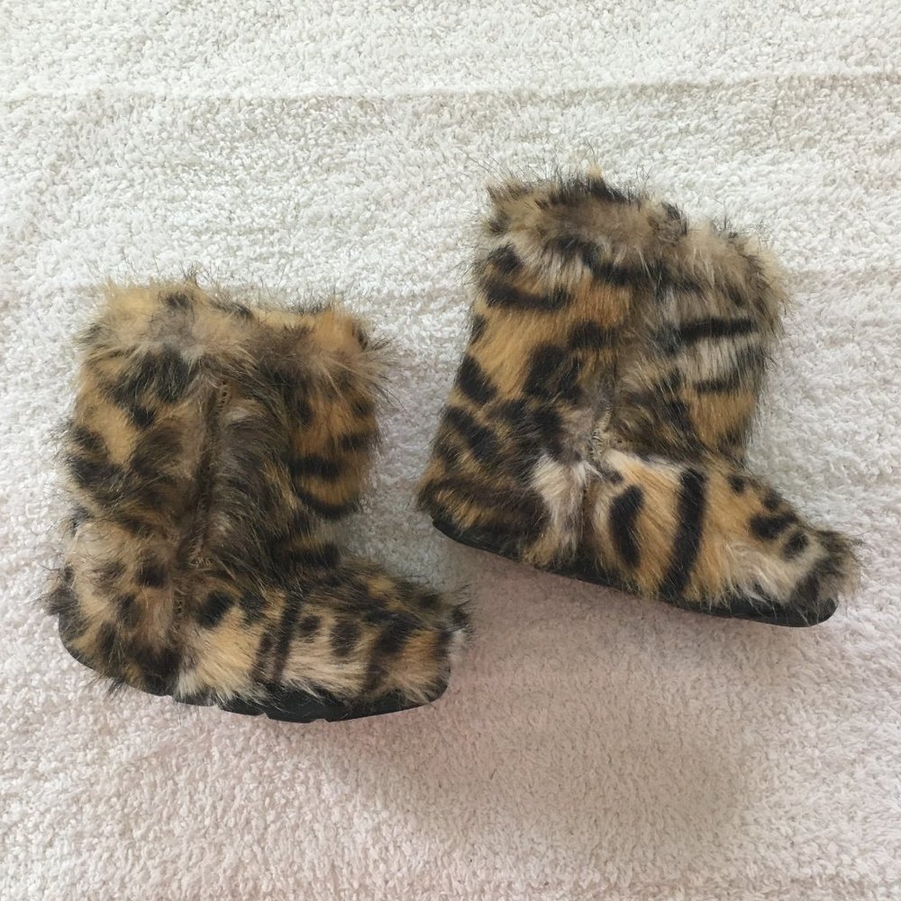Akid furry leopard skin boots